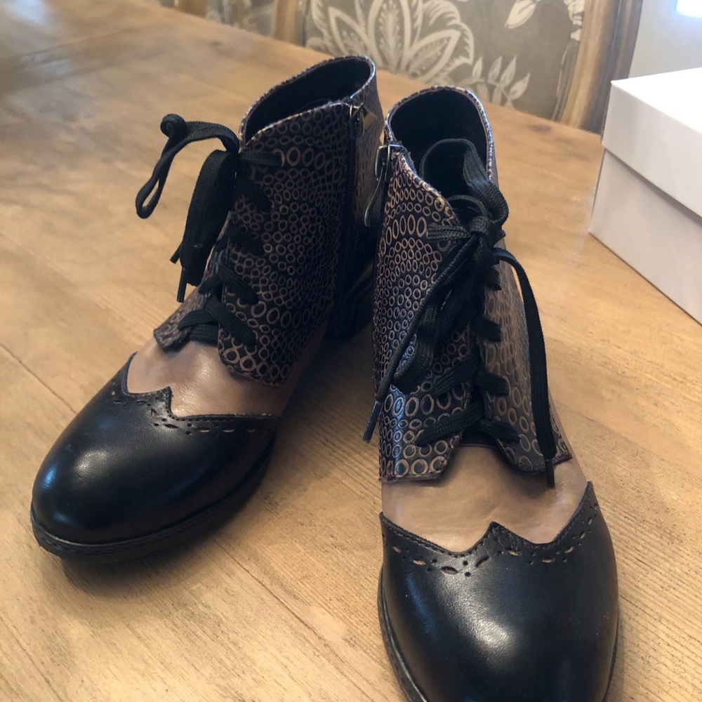 L’Artiste leather boots! Never worn, size 37euro